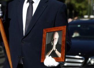 Τελευταίο χειροκρότημα στον Διονύση Σαββόπουλο – Με το «Ας κρατήσουν οι χοροί…» η Ελλάδα αποχαιρέτησε τον μεγάλο τραγουδοποιό
