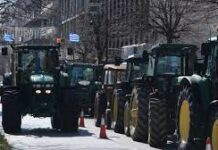 «Απαιτούμε λύσεις»: Αμετακίνητοι παραμένουν οι αγρότες – Ενισχύονται διαρκώς τα μπλόκα στις εθνικές οδούς