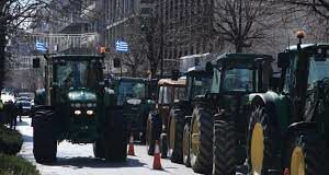 «Απαιτούμε λύσεις»: Αμετακίνητοι παραμένουν οι αγρότες – Ενισχύονται διαρκώς τα μπλόκα στις εθνικές οδούς