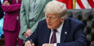 Τραμπ: Υπέγραψε εκτελεστική εντολή με την οποία ζητά από τις εταιρείες AI να υποβάλουν “εθελοντικά” τα μοντέλα τους προς κρατικό έλεγχο