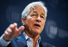 Jamie Dimon: Οι αγορές υποτιμούν τους κινδύνους – Δεν θα αγόραζα σήμερα ούτε μετοχές ούτε μακροπρόθεσμα αμερικανικά ομόλογα