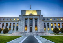 Fed: Διατήρησε αμετάβλητα τα επιτόκια, αλλά άνοιξε παράθυρο αύξησης από το φθινόπωρο